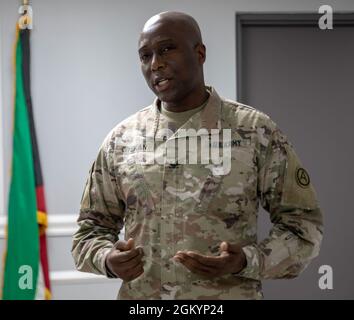 Col. James O. Oyekan, Kommandochirurg bei der Area Support Group - Kuwait, hält während einer Promotionszeremonie im Camp Arifjan, Kuwait, am 30. Juli 2021, Bemerkungen. 1. LT. David M. Sahms, Operationsbeauftragter der ASG-KU, wurde neu zum Captain befördert. Stockfoto