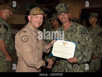 CAMP LEMONNIER, Dschibuti – U.S. Navy Master-at-Arms 2. Klasse Enos Detweiler, von Port Deposit, MD., rechts, erhält eine Medaille der Marine und des Marine Corps von U.S. Navy Capt. David Faehnle, Kommandant, Camp Lemonnier, Dschibuti (CLDJ), während einer Preisverleihung auf der Basis, 30. Juli 2021. Camp Lemonnier ist eine operationelle Einrichtung, die es US-amerikanischen, alliierten und Partnernationstruppen ermöglicht, dort zu sein, wo und wann sie gebraucht werden, um die Sicherheit in Europa, Afrika und Südwestasien zu gewährleisten. Stockfoto