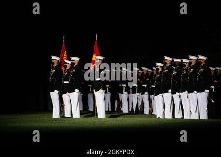 Marines mit Marine Barracks Washington führen „Offizierszentrum“ während der Freitagabend-Parade am MBW, 30. Juli 2021. Ehrengast des Abends war die ehrenwerte Kathleen H. Hicks, 35. Stellvertretende Verteidigungsministerin, und Gastgeber war General David H. Berger, 38. Kommandant des Marine Corps. Stockfoto