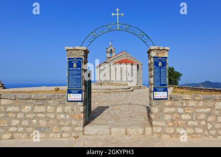 Die serbisch-orthodoxe Kirche St. Sava in Sveti Stefan, Montenegro Stockfoto