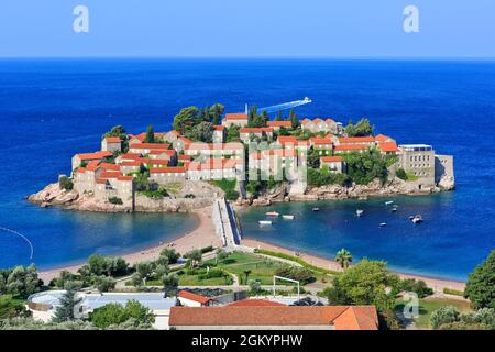 Panoramablick über die wunderschöne Insel (derzeit das 5-Sterne-Hotel Resort Aman Sveti Stefan) von Sveti Stefan, Montenegro Stockfoto