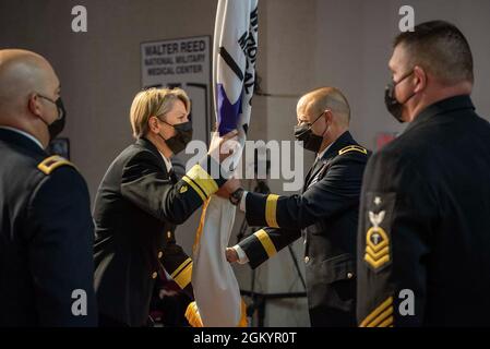 Navy Adm Hinten. Anne Swap, Direktorin des National Capital Region Market (NCR), übergibt die Farben des Walter Reed National Military Medical Center an seinen neuen Direktor Army Brig. General Jack M. Davis während einer Zeremonie zur Änderung der Autorität am 30. Juli im Walter Reed National Military Medical Center. Stockfoto