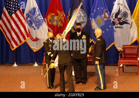 Navy Adm Hinten. Anne Swap, Direktorin des National Capital Region Market (NCR), verleiht dem Walter Reed National Military Medical Center Farben und Autorität an Army Brig. General Jack Davis während einer Zeremonie am 30. Juli im WRNMMC. Stockfoto