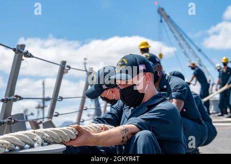 210730-N-LP924-1354 PAZIFISCHER OZEAN (30. Juli 2021) Matrosen führen Linienabfertigung während See- und Ankerdetails an Bord der Arleigh Burke-Klasse, USS Michael Murphy (DDG 112), 30. Juli 2021, durch. Murphy führt derzeit Routineoperationen in der dritten US-Flotte durch. Stockfoto