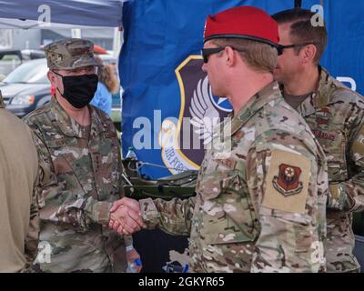 LT. General James C. „Jim“ Slife, Kommandant der Air Force Special Operations Command, trifft sich mit Special Tactics Airmen auf dem EAA AirVenture Oshkosh 2021, Wittman Regional Airport, Wis., 31. Juli 2021. Spezielle Taktiken Airmen verfügt über einzigartige Fähigkeiten, um Landezonen für Flugzeuge zu bewerten und zu vermessen sowie den Luftraum großer Flugplätze zu kontrollieren, um Feldstreifen in jeder Umgebung, einschließlich derjenigen, die durch Naturkatastrophen verwüstet wurden, zu verheimlichen. Stockfoto