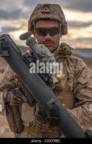 Lance Cpl. Lucas Ashton, ein Assistenzschütze bei Fox Company, 2. Bataillon, 23. Marines, posiert während der Integrated Training Exercise (ITX) 4-21 im Marine Corps Air Ground Combat Center, Twentynine Palms, Kalifornien, am 30. Juli 2021 für ein Foto auf Reichweite 410A. Reservemarinen und Matrosen haben sich aus dem ganzen Land als integrierte Marine Air-Ground Task Force zusammengeschlossen, um an einer gemeinsamen Waffenübung unter Feuer teilzunehmen, die die Marine Forces Reserve besser auf ihre Mission zur Erweiterung und Verstärkung der aktiven Komponente vorbereiten wird. Stockfoto