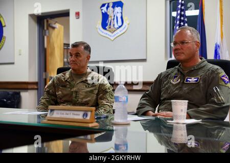 General Charles A. Flynn, der kommandierende General der US-Armee im pazifischen Raum, und LT. General Jon T. Thomas, der stellvertretende Kommandeur der Pacific Air Forces, sprachen mit Mitgliedern der Nachrichtenmedien der Region Indo-Pazifik und erörterten die militärischen Übungen, Forager 21 und Pacific Iron, gemeinsame Interoperabilität, Und die strategische Bedeutung von Guam als gemeinsame Energieprojektionsplattform für die Indo-Pazifik-Region während einer 30-minütigen Pressekonferenz hier auf dem Luftwaffenstützpunkt Andersen am 1. August 2021. Stockfoto