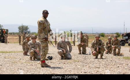 US Army Staff Sgt. Taylor Sheppard, ein Jumpmaster, der der 1. Staffel, dem 91. Kavallerieregiment, der 173. Luftbrigade Irborne zugewiesen ist, führt während der Agile Spirit 21 im Vaziani Training Area, Georgia, am 31. Juli 2021, ein anhaltendes Flugtraining durch. Agile Spirit 2021 ist eine gemeinsame, multinationale Übung, die von den georgischen Verteidigungskräften und der US-Armee Europa und Afrika geleitet wird. Die Übung findet vom 26. Juli bis 6. August 2021 statt und umfasst eine simulierte Übung auf Kommandoebene, eine Übung zum Feldtraining und gemeinsame, multinationale Bataillon-Ebene kombinierte Waffen-Live-Brände. Agile Spirit verbessert die USA Stockfoto