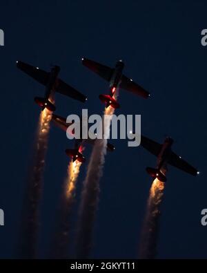 Das Aeroshell Aerobatic Team führt während der Oshkosh 2021 Night Show von EAA AirVenture am Wittman Regional Airport, Wis., am 31 2021. Juli Formationsflugvorführungen durch. Die Airshow feiert die Geschichte und das Erbe der Luftfahrt und zeigt verschiedene Arten von Militärflugzeugen, um Kampfsimulationen als Hommage an den Zweiten Weltkrieg, die koreanische und vietnamesische Ära zu zeigen. Stockfoto