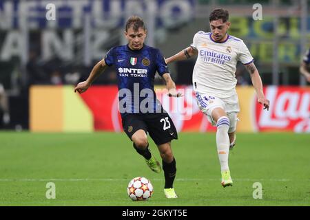 Mailand, Italien, 15. September 2021. Nicolo Barella vom FC Internazionale wird von Federico Valverde von Real Madrid während des UEFA Champions League-Spiels in Giuseppe Meazza, Mailand, verfolgt. Bildnachweis sollte lauten: Jonathan Moscrop / Sportimage Kredit: Sportimage/Alamy Live News Stockfoto