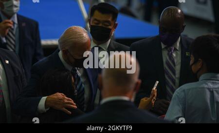 Präsident Joe Biden begrüßt Dienstmitglieder und ihre Familien bei der Royal Air Force, Mildenhall, 9. Juni 2021. Präsident Biden startete seine erste Auslandsreise zur RAF Mildenhall, um die Militärfamilien hervorzuheben und die Arbeit hervorzuheben, die die Mitglieder der Tri-Base-Gemeinschaft zum Schutz der Sicherheit unseres Landes leisten. Stockfoto