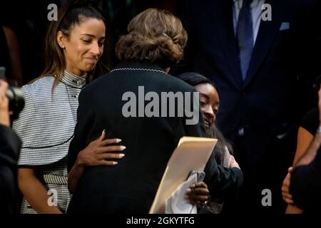 Washington, Vereinigte Staaten. September 2021. Die Senatorin der Vereinigten Staaten, Dianne Feinstein (Demokratin von Kalifornien), umarmt die US-Olympiaturnerin Simone Biles, nachdem ein Senatsausschuss für die Gerichtsverhandlung den Bericht des Generalinspektors über den Umgang des Federal Bureau of Investigation mit der Untersuchung von Larry Nassar im Hart Senate Office Building in Washington, DC, am Mittwoch, 15. September 2021. Kredit: Rod Lampey/CNP/dpa/Alamy Live Nachrichten Stockfoto