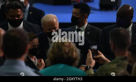 Präsident Joe Biden begrüßt Dienstmitglieder und ihre Familien bei der Royal Air Force, Mildenhall, 9. Juni 2021. Präsident Biden startete seine erste Auslandsreise zur RAF Mildenhall, um die Militärfamilien hervorzuheben und die Arbeit hervorzuheben, die die Mitglieder der Tri-Base-Gemeinschaft zum Schutz der Sicherheit unseres Landes leisten. Stockfoto