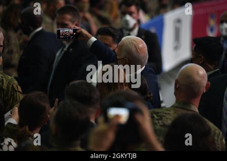 Präsident Joe Biden begrüßt Dienstmitglieder und ihre Familien bei der Royal Air Force, Mildenhall, 9. Juni 2021. Präsident Biden startete seine erste Auslandsreise zur RAF Mildenhall, um die Militärfamilien hervorzuheben und die Arbeit hervorzuheben, die die Mitglieder der Tri-Base-Gemeinschaft zum Schutz der Sicherheit unseres Landes leisten. Stockfoto