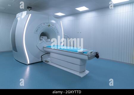 Nahaufnahme eines hochwertigen Magnetresonanz-Imaging-Scanners in einem hellen Raum Stockfoto