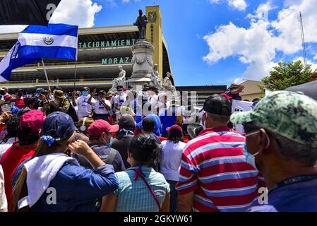 San Salvador, El Salvador. September 2021. Tausende von Menschen protestierten gegen die Regierung wegen des Bitcoin-Gesetzes und autoritärer Maßnahmen. El Salvador und der Rest Zentralamerikas gedenken des 200. Jahrestages der Unabhängigkeit vom spanischen Königreich. (Bild: © Camilo Freedman/ZUMA Press Wire) Stockfoto