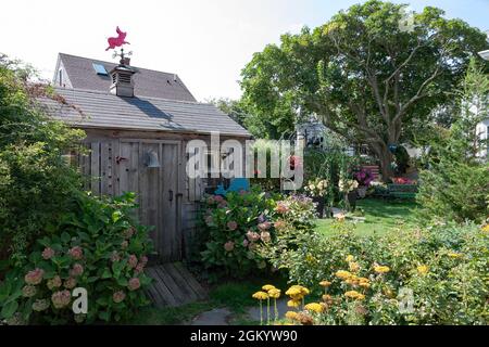 Lagerschuppen im Hinterhofgarten eines Hauses auf Cape Cod, Massachusetts, USA. Stockfoto