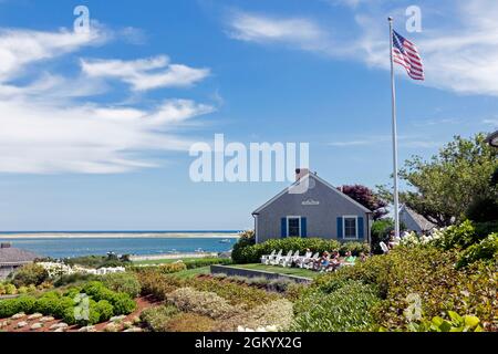 Besucher entspannen sich auf den Liegestühlen mit Blick auf das Meer im Chatham Bars Inn, Chatham, Massachusetts (Cape Cod). Stockfoto