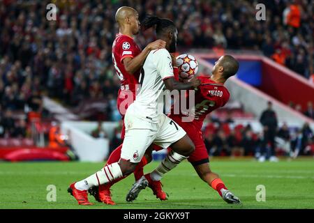 Liverpool, Großbritannien. September 2021. Franck Kessie (AC Mailand) kämpft während der Gruppe B - Liverpool FC gegen AC Mailand, UEFA Champions League Fußballspiel in Liverpool, England, September 15 2021 um den Ball mit Fabino (FC Liverpool) und Thiago Alcantara (FC Liverpool) Stockfoto