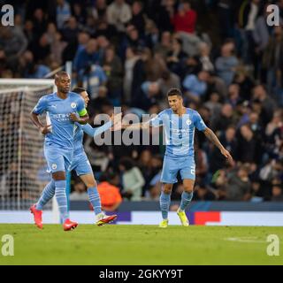 City Stadium, Manchester, Großbritannien. September 2021. UEFA Champions League Football, Manchester City gegen Leipzig; Jo&#xe3;o Cancelo von Manchester City feiert mit Phil Foden von Manchester City nach dem fünften Tor Credit: Action Plus Sports/Alamy Live News Stockfoto