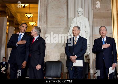 Senator Harry Reid (D-NV) spricht mit Präsident Barack Obama während der Verleihung der Goldmedaille des Kongresses zu Ehren des ehemaligen Senators von Massachusetts, Edward W. Brooke, zweiter Rechte, im US-Kapitol in Washington, D.C., am 28. Oktober 2009. Sen. Mitch McConnell (R-KY), rechts. (Offizielles Foto des Weißen Hauses von Pete Souza) Dieses offizielle Foto des Weißen Hauses wird nur zur Veröffentlichung durch Nachrichtenorganisationen und/oder zum persönlichen Druck durch die Betreffzeile(en) des Fotos zur Verfügung gestellt. Das Foto darf in keiner Weise manipuliert werden und darf nicht in kommerziellen oder politischen Materialien oder Werbungs verwendet werden Stockfoto