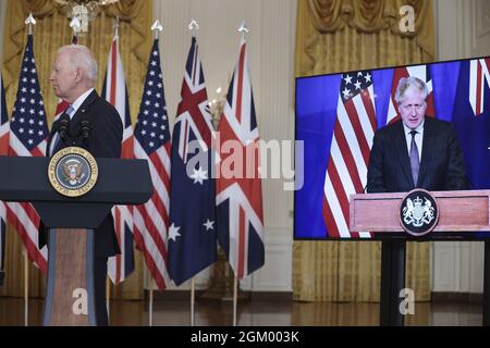 Washington, Usa. September 2021. Premierminister Boris Johnson vom Vereinigten Königreich nimmt am 15. September 2021 im East Room des Weißen Hauses in Washington, DC, an einer virtuellen Pressekonferenz mit Präsident Joe Biden zur nationalen Sicherheitsinitiative Teil. Präsident Biden schlossen sich virtuell Premierminister Scott Morrison aus Australien und Premierminister Boris Johnson aus dem Vereinigten Königreich an. Foto von Oliver Contreras/UPI Credit: UPI/Alamy Live News Stockfoto