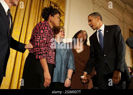 Präsident Barack Obama begrüßt Louvon Harris, links, Betty Byrd Boatner, rechts, beide Schwestern von James Byrd, Jr., Und Judy Shepard, Mitte, Mutter von Matthew Shepard, nach seinen Ausführungen bei einem Empfang zum Gedenken an die Verabschiedung des Matthew Shepard und James Byrd Jr. Hate Crimes Prevention Act, im East Room des Weißen Hauses, 28. Oktober 2009. (Offizielles Foto des Weißen Hauses von Pete Souza) Dieses offizielle Foto des Weißen Hauses wird nur zur Veröffentlichung durch Nachrichtenorganisationen und/oder zum persönlichen Druck durch die Betreffzeile(en) des Fotos zur Verfügung gestellt. Das Foto ist möglicherweise nicht der Fall Stockfoto