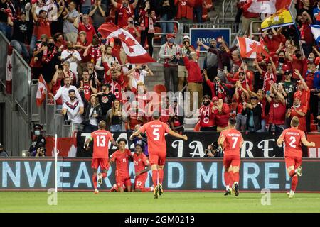 Toronto, Kanada, 8. September 2021: Tajon Buchanan (Platz 11), der das 3. Tor für das Team erzielt, und die Teamkollegen feiern während des CONCACAF FIFA World Cup Qualifying 2022-Spiels gegen das Team El Salvador auf dem BMO-Feld in Toronto, Kanada. Kanada gewann 3:0. Stockfoto