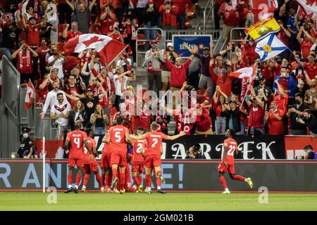 Toronto, Kanada, 8. September 2021: Die Spieler des kanadischen Teams und die Fans des kanadischen Teams feiern, nachdem sie beim CONCACAF FIFA World Cup Qualifying 2022-Spiel gegen das Team El Salvador auf dem BMO-Feld in Toronto, Kanada, das 3. Tor erzielt haben. Kanada das Spiel gewann 3:0. Stockfoto