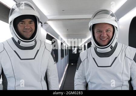 Cape Canaveral, Usa. September 2021. Inspiration4, die erste All-Civilian-Mission der Welt im All, soll Jared Isaacman (links), Hayley Arceneaux (nicht abgebildet), Christopher Sembroski (rechts) und Dr. Sian Proctor (nicht abgebildet) an Bord einer Dragon-Raumsonde, die am 15. September 2021 mit der Rakete Falcon 9 von SpaceX gestartet wurde, ins All starten. Foto von SpaceX/UPI Credit: UPI/Alamy Live News Stockfoto