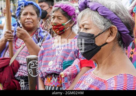 GUATEMALA-STADT, GUATEMALA - 15. SEPTEMBER 2021: Hunderte indigener Führer aller ethnischen Gruppen Guatemalas nehmen heute an einer Maya-Zeremonie auf der 'Plaza Mayor' Teil, um gegen die Feier des Unabhängigkeitstages zu protestieren, da sie an die Gründung des rassistischen und exklusiven guatemaltekischen Staates erinnert. Die Demonstranten forderten die Wiedergründung der Nation, um einen multiethnischen Staat zu bilden, in dem ihre Rechte anerkannt werden, und den sofortigen Rücktritt von Präsident Alejandro Giammattei und Generalanwalt Consuelo Porras. Quelle: Eyepix Group/Alamy Live News Stockfoto