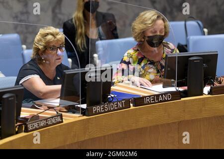 (210915) -- UNITED NATIONS, 15. September 2021 (Xinhua) -- der irische UN-Botschafter Geraldine Byrne Nason (L) leitet am 15. September 2021 eine Sitzung des UN-Sicherheitsrats zum Großen äthiopischen Renaissance-Staudamm am Blauen Nil am UN-Hauptquartier in New York. Der Sicherheitsrat forderte Ägypten, Äthiopien und den Sudan am Mittwoch auf, die Verhandlungen über den Großen äthiopischen Renaissance-Staudamm am Blauen Nil wieder aufzunehmen. (Manuel Elias/UN Photo/Handout via Xinhua) Stockfoto