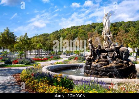 Kurgarten mit Springbrunnen in Baden bei Wien, Österreich Stockfoto