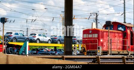 Transport von Autos mit dem Zug. Autorack mit Autos. Beladene Autos bereit für den Transport. Transport von Autos auf dem Bahnsteig Stockfoto