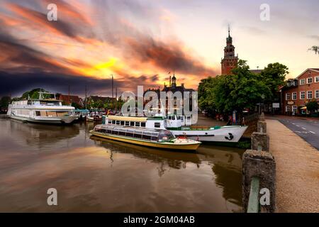 Blick vom Fluss Leda auf das Rathaus im holländischen Renaissance-Stil, das alte Wiegehaus im holländischen klassischen Barock-Stil, den Touristenhafen und die Erich vom-Brücke Stockfoto