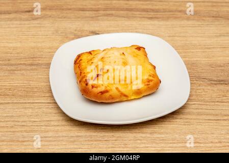 Quesadilla-Brötchen mit Zwiebel und geschmolzenem Käse auf Pizzabrot Stockfoto