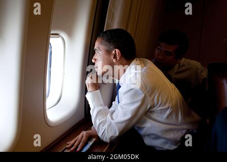 Präsident Barack Obama und Handelsminister Gary Locke betrachten Mount St. Helens und Mount Rainier aus einem Fenster der Luftwaffe während eines Fluges von Los Angeles, Kalifornien, nach Seattle, Washington, am 17. August, 2010. (Offizielles Foto des Weißen Hauses von Pete Souza)za) Dieses offizielle Foto des Weißen Hauses wird nur zur Veröffentlichung durch Nachrichtenorganisationen und/oder zum persönlichen Druck durch die Betreffenden des Fotos zur Verfügung gestellt. Das Foto darf in keiner Weise manipuliert werden und darf nicht in kommerziellen oder politischen Materialien, Werbung, E-Mails, Produkten oder Werbeaktionen verwendet werden, die in irgendeiner Weise nahelegt Stockfoto