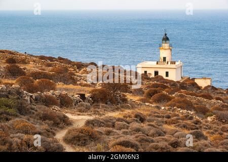 Pfad zum Aspropoumta Leuchtturm auf der griechischen Insel Folegandros Stockfoto