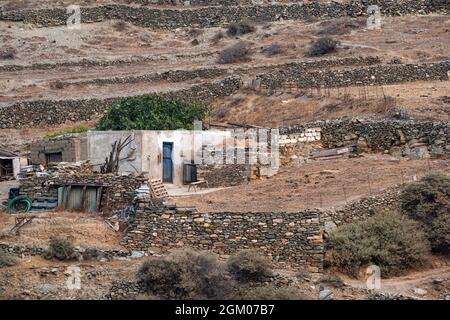 Alte griechische Farm auf Folegandros mit Fels- und Drahtzäunen Stockfoto