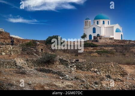 St. Georgios Griechische Kirche auf dem Gipfel des Hügels mit terrassenförmig angelegten Bauernhöfen und Steinzäunen unten und einem Esel auf der linken Seite Stockfoto