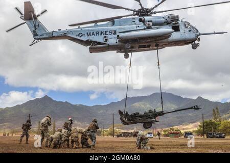Schofield Barracks, HI – Soldaten von Charlie Battery „Copperheads“, 3. Bataillon, 7. Feldartillerie, 25. Infanterie-Division Artillerie (25. DIVARTY) Sling lud am 14. September 2021 in Schofield Barracks, Hawaii, eine Haubitze der M777A2 auf eine CH-53E, während er Aufzugstrainings mit Marines vom Combat Logistics Battalion 3 und Marine Heavy Helicopter Squadron 463 im Rahmen der Operation „Steel Crucible“ durchführte. Durch diese Übung wurde die gemeinsame Fähigkeit von Air Assault in einer Umgebung mit mehreren Domänen verbessert. Operation Steel Crucible ist eine umfassende, komplexe 2-wöchige Bataillonsübung, die aus Schlüsselübungen besteht Stockfoto