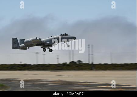 Ein A-10 Thunderbolt II hebt von der Fluglinie auf der Vandenberg Space Force Base, Kalifornien, ab, 27. August 2021. Das Flugzeug von der Nellis Air Force Base nahm an Rescue Edge Teil, einer maritimen Such- und Rettungsübung, die im Pazifischen Ozean stattfand. (USA Space Force Foto von Senior Airman Daniel Sanchez) Stockfoto