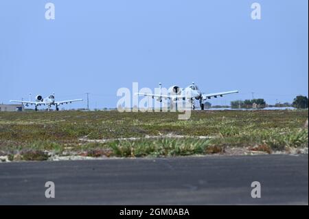 Zwei A-10 Thunderbolt II-Flugzeugtaxis nach der Landung auf der Vandenberg Space Force Base, Kalifornien, 24. August 2021. Vandenberg stellte dem Flugzeug Unterkünfte zur Verfügung, während es an der Übung Rescue Edge teilnahm. (USA Space Force Foto von Senior Airman Daniel Sanchez) Stockfoto