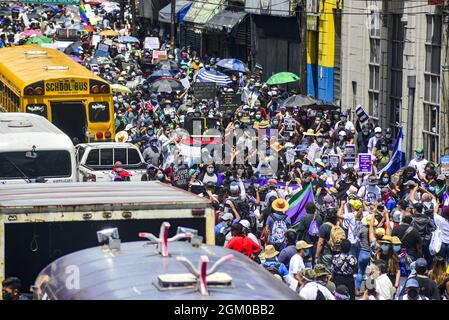 San Salvador, El Salvador. September 2021. Demonstranten marschieren während des Protestes mit Fahnen, Plakaten und Spruchbändern. Tausende von Salvadorianern gingen am zweihundertjährigen Unabhängigkeitstag von El Salvador gegen den Präsidenten von El Salvador, Nayib Bukele, und die Politik seiner Regierung auf die Straße. (Foto von Camilo Freedman/SOPA Images/Sipa USA) Quelle: SIPA USA/Alamy Live News Stockfoto