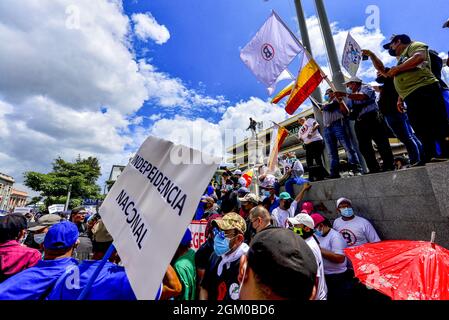 San Salvador, El Salvador. September 2021. Demonstranten schwenken während des Protestes Fahnen. Tausende von Salvadorianern gingen am zweihundertjährigen Unabhängigkeitstag von El Salvador gegen den Präsidenten von El Salvador, Nayib Bukele, und die Politik seiner Regierung auf die Straße. (Foto von Camilo Freedman/SOPA Images/Sipa USA) Quelle: SIPA USA/Alamy Live News Stockfoto