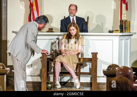 Monroeville Alabama, um einen Mockingbird zu töten, spielen Schauspieler Gerichtssaal Mädchen Teenager Atticus Finch Anwalt Richter Mayella Ewell Old Monroe County Courthouse Stockfoto