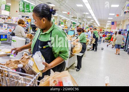 Miami Beach Florida, Publix Supermarkt Lebensmittelgeschäft Markt Kasse, Schwarze Frau weibliche Bagger Absacken Lebensmittel arbeiten Mitarbeiter Arbeiteruniform Stockfoto
