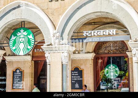 Mumbai Indien, Fort Mumbai, Kala Ghoda Veer Nariman Road Elphinstone Gebäude, Starbucks Kaffee außerhalb Außeneingang Englisch Hindi zweisprachiges Schild Stockfoto