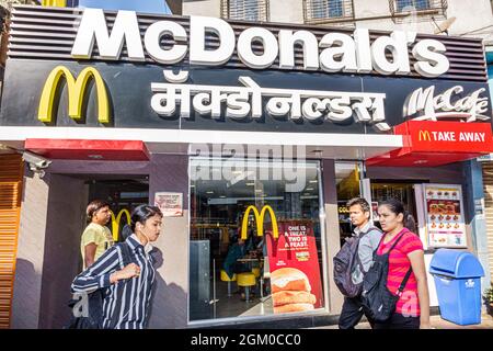 Mumbai Indien, Andheri, McDonald's Restaurant Fast Food Englisch Marathi Hindi mehrsprachiges mehrsprachiges Schild Stockfoto