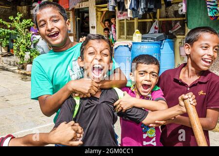 Mumbai Indien, Lower Parel, asiatische indische Jungen Kinder Kinder Freunde spielen, Hari BAUG Box Cricket League Innenstadt jubeln aufgeregt Teamkollegen brüllen Stockfoto